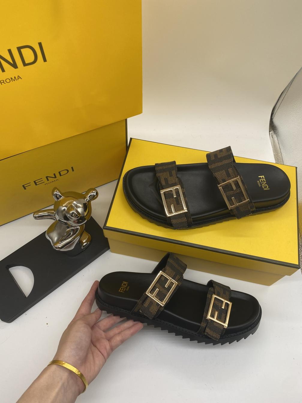 Fendi classic Slippers 133624