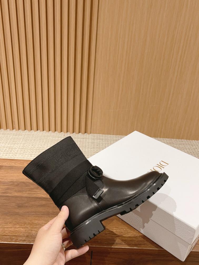 𝐂𝐇𝐑𝐈𝐒𝐓𝐈𝐀𝐍 𝐃𝐈𝐎𝐑  Miss Dior Graffiti women boots