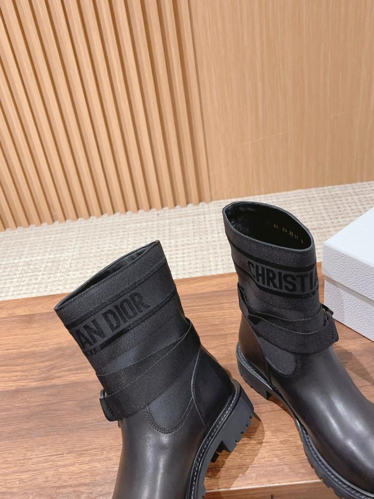 𝐂𝐇𝐑𝐈𝐒𝐓𝐈𝐀𝐍 𝐃𝐈𝐎𝐑  Miss Dior Graffiti women boots
