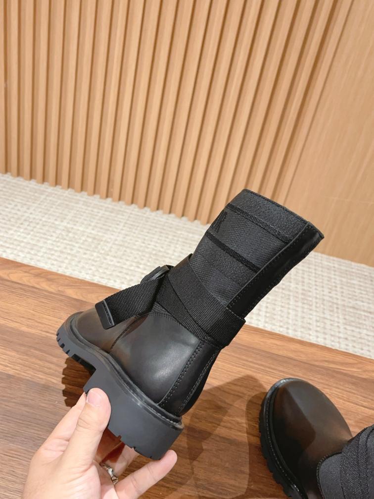 𝐂𝐇𝐑𝐈𝐒𝐓𝐈𝐀𝐍 𝐃𝐈𝐎𝐑  Miss Dior Graffiti women boots
