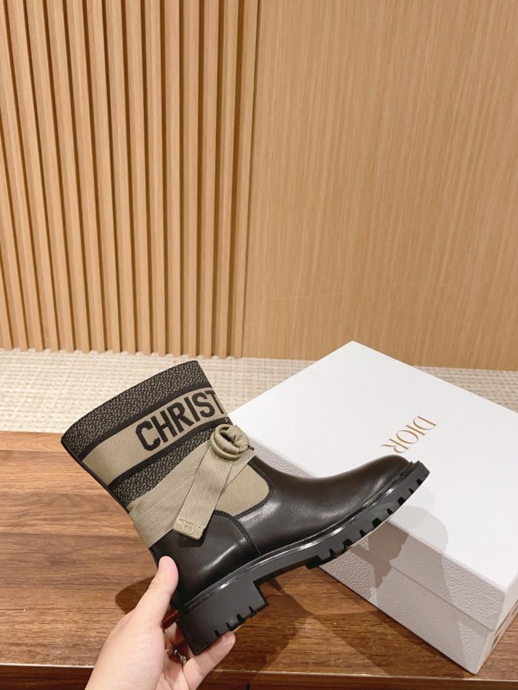 𝐂𝐇𝐑𝐈𝐒𝐓𝐈𝐀𝐍 𝐃𝐈𝐎𝐑  Miss Dior Graffiti women boots