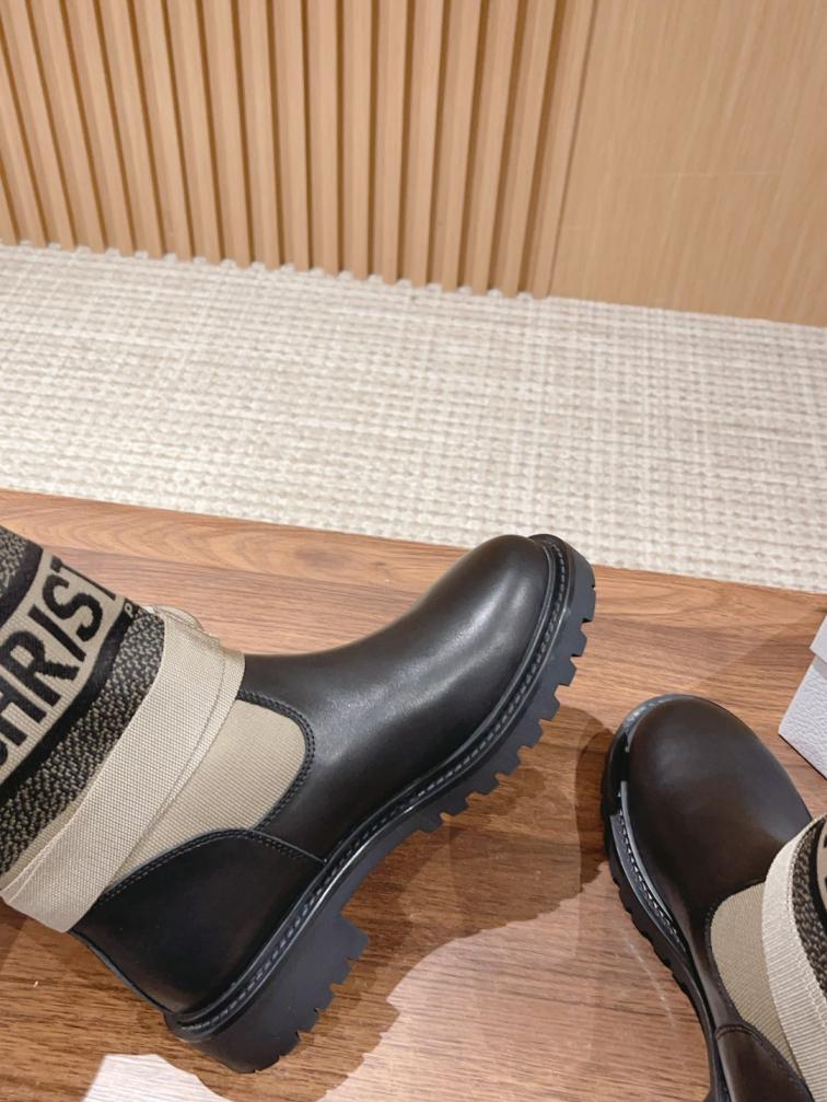 𝐂𝐇𝐑𝐈𝐒𝐓𝐈𝐀𝐍 𝐃𝐈𝐎𝐑  Miss Dior Graffiti women boots