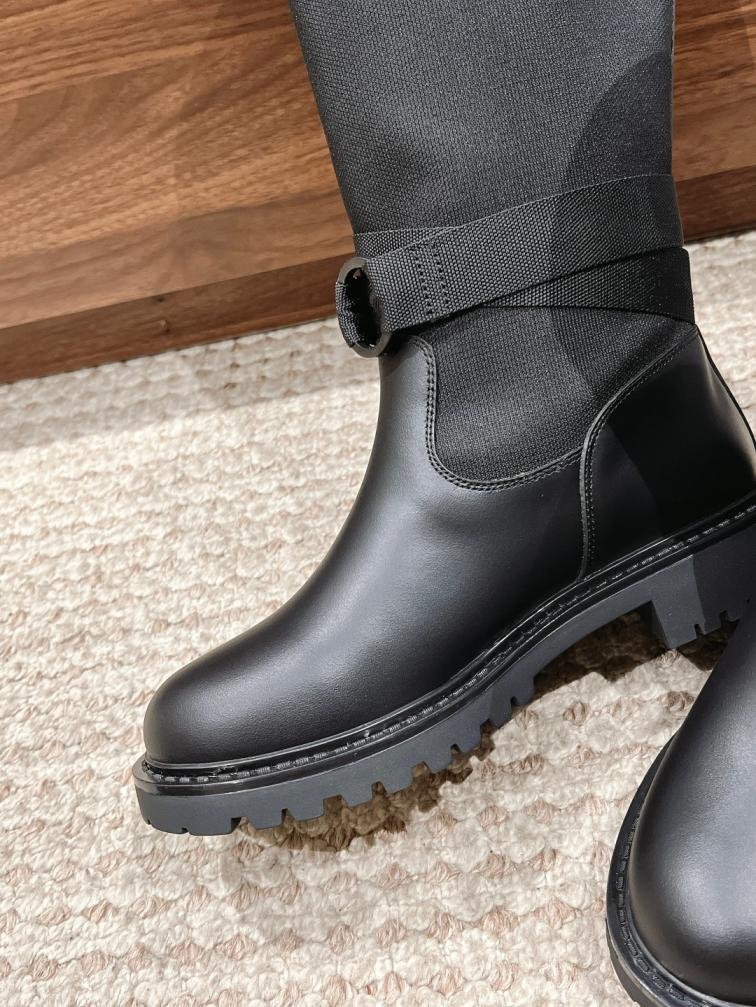 𝐂𝐇𝐑𝐈𝐒𝐓𝐈𝐀𝐍 𝐃𝐈𝐎𝐑  Miss Dior Graffiti long women boots