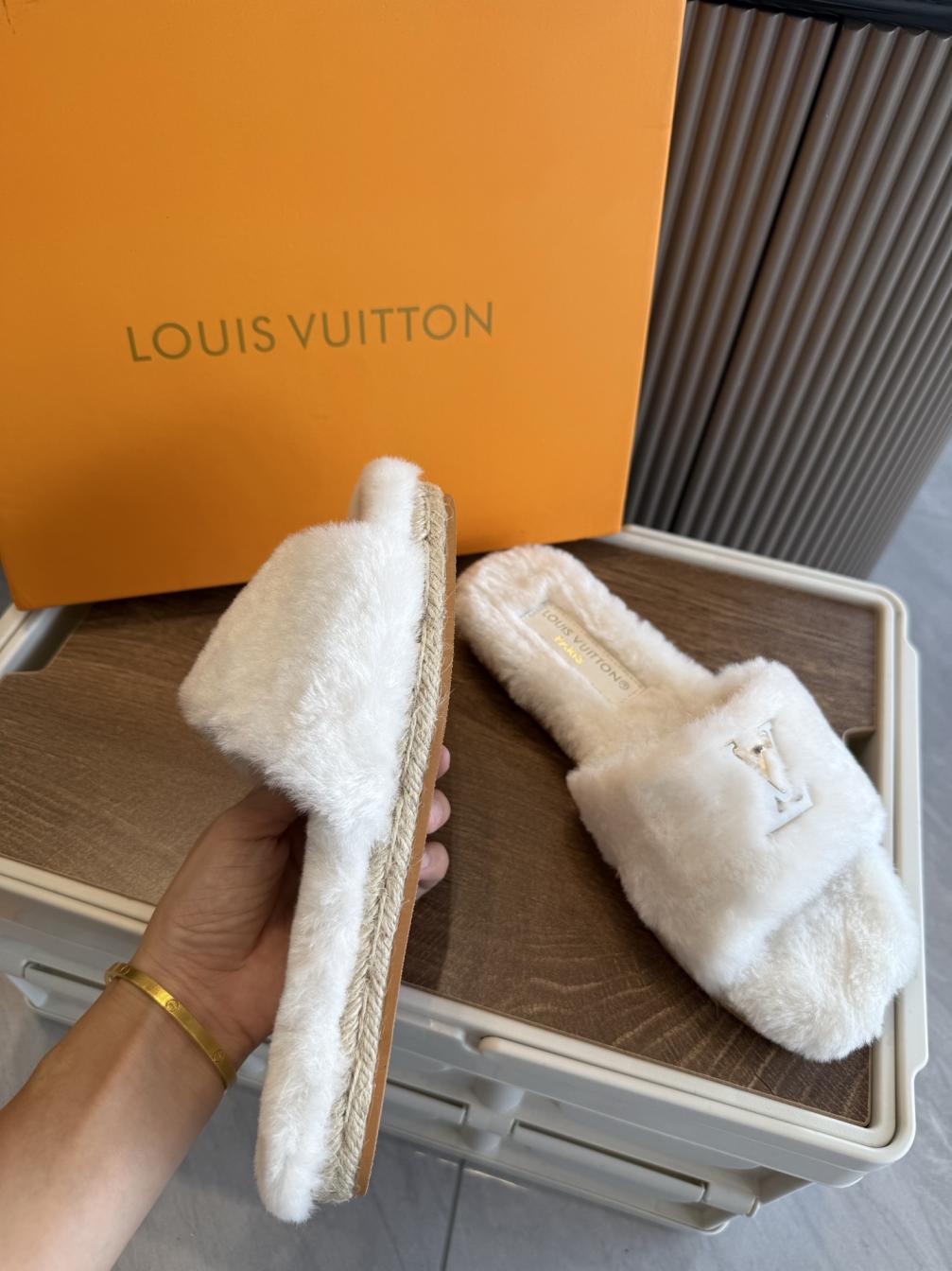 LV Louis vuitton fur flat winter slippers