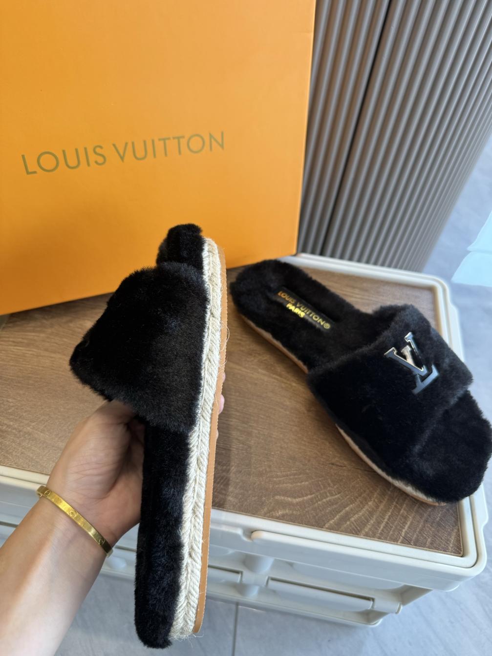 LV Louis vuitton fur flat winter slippers
