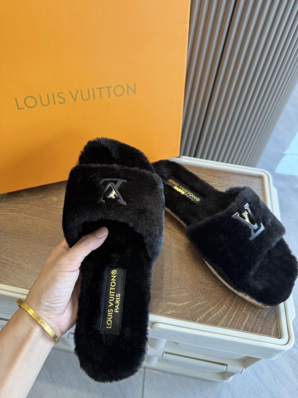 LV Louis vuitton fur flat winter slippers