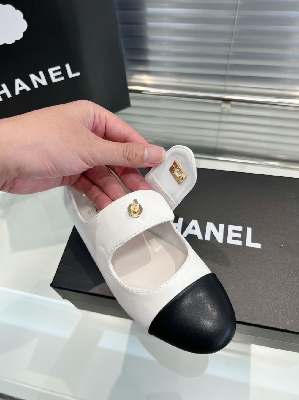 Chanel CC leather flat shoes