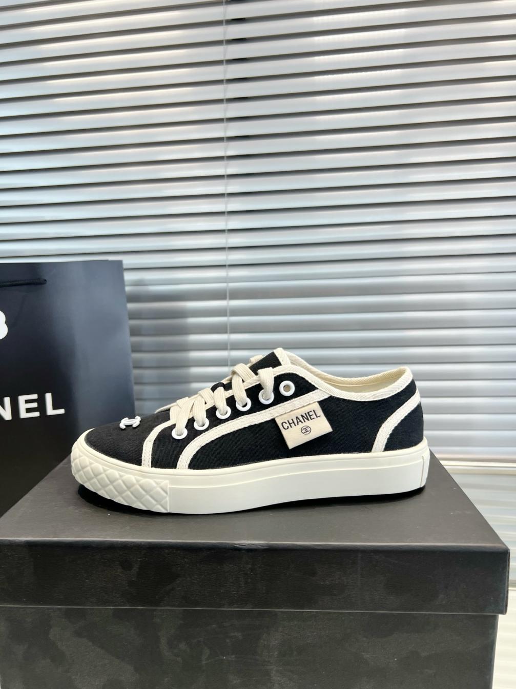 Chanel flat women sneakers CC