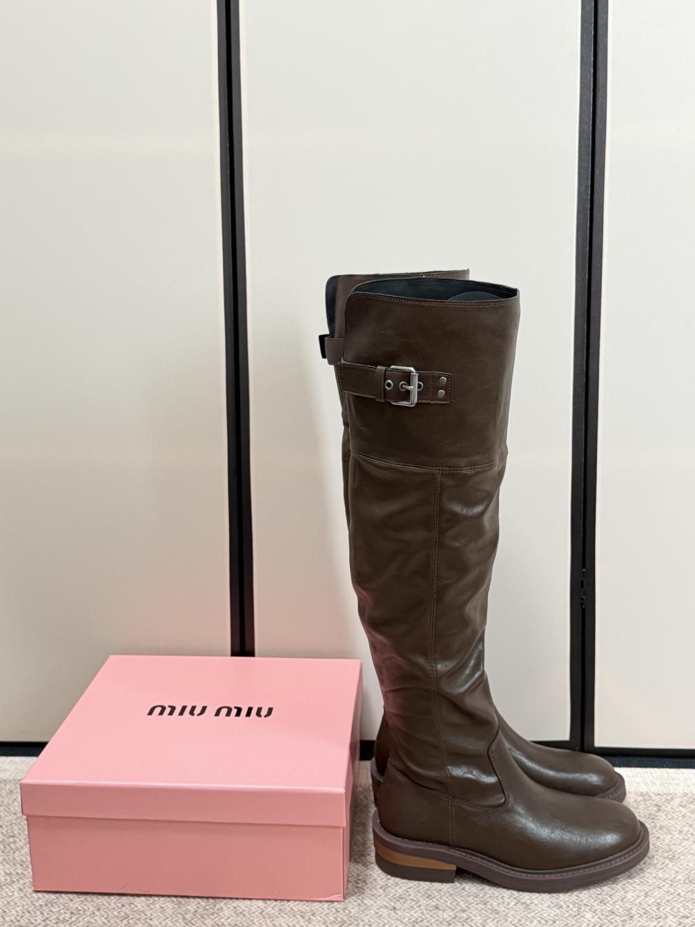 2027ss miumiu cowskin long leather flat boots